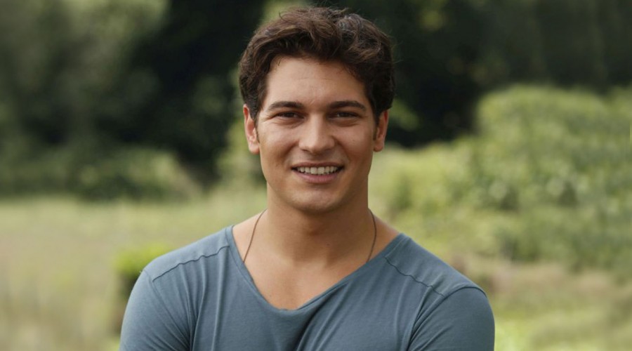Guapo protagonista de "Medcezir" luce irreconocible en su nueva película