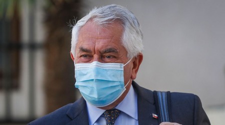 Ministro Paris anunciará hoy mayores restricciones a los permisos de desplazamiento