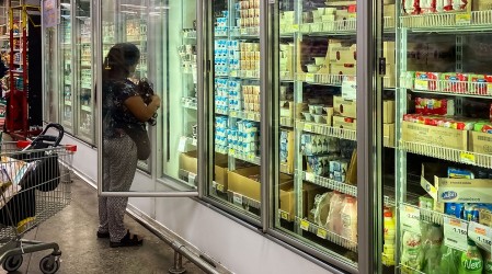 Polémica por venta de bienes esenciales: ¿Qué se puede comprar en un supermercado?