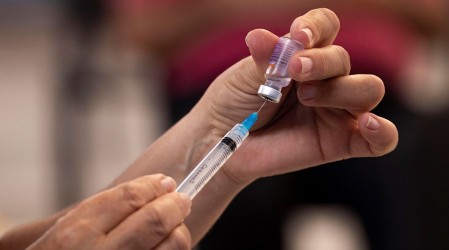 Polémica por vacunas: ¿Qué tan efectivas son las dosis de Sinovac?