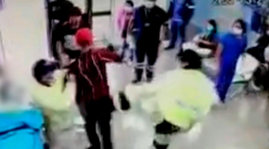 Dos funcionarios agredidos: Video muestra pelea en el interior del Hospital de Chillán