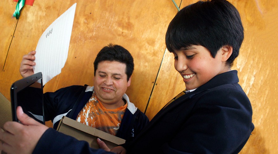 Te contamos cómo tu hijo o hija puede recibir las becas TIC de la Junaeb