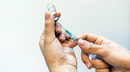 Polémica por correo sobre vacunación: Minsal aclara error y apunta a una falla técnica
