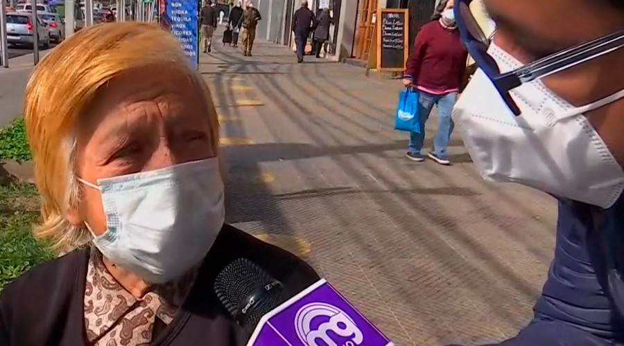 Mujer jubilada debe dormir en un consultorio porque no le alcanza para arrendar: "No he recibido ningún bono"