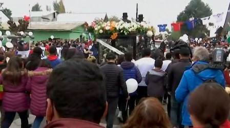 Último adiós a Emilio Jara: Carruaje que lleva su féretro cargó al pequeño Tomás Bravo