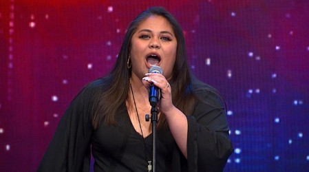 Elizabeth Arrué hizo vibrar al jurado con su gran talento en el canto