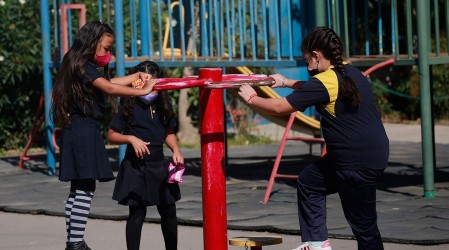 Conoce el listado de bonos a los que pueden postular los escolares del país