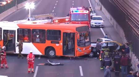 "Por la patria": Encapuchados roban bus del Transantiago, chocan y dejan al menos 2 heridos