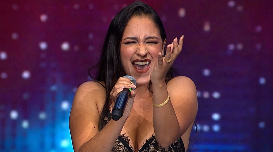 Jessica Sánchez encantó al jurado con su vozarrón y desplante en el escenario