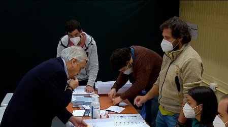 Presidente Piñera se equivoca y lame la estampilla autoadhesiva durante las votaciones