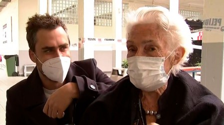 Todo por una fan: Actor Nicolás Oyarzún se tomó fotografía con mujer de 98 años que lo esperó tras votación