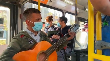 Padre perdió su trabajo tras enfermedad de su hijo y ahora canta en las micros para sustentar a su familia