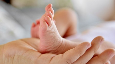 Senado aprueba Postnatal de Emergencia Universal: Revisa de qué se trata el proyecto