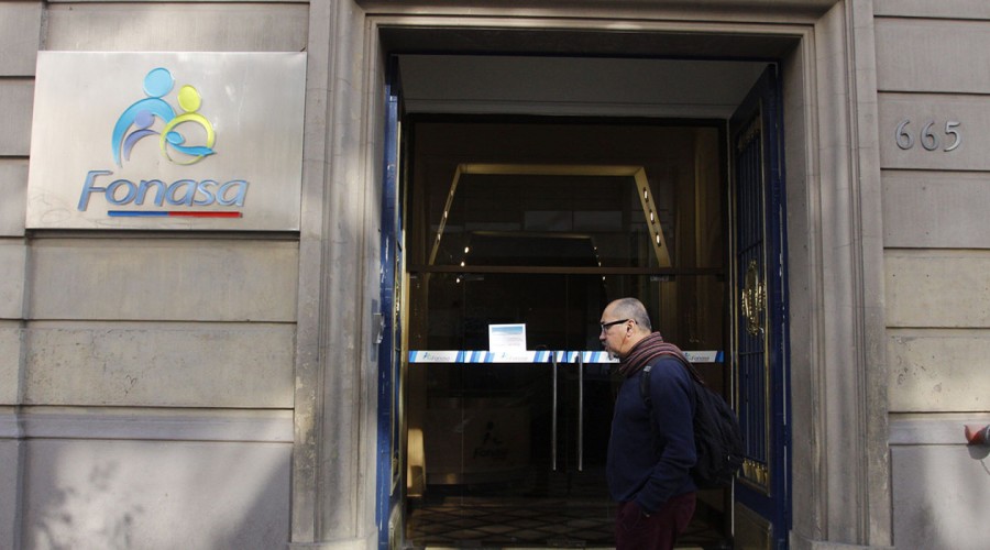Queda solo un mes: Revisa si estás entre los afiliados que reciben devolución de excedentes de Fonasa
