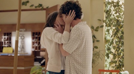 "No se merece a la Esme": Fanáticos se van contra Julián tras besar a Cata a un día de estar pololeando
