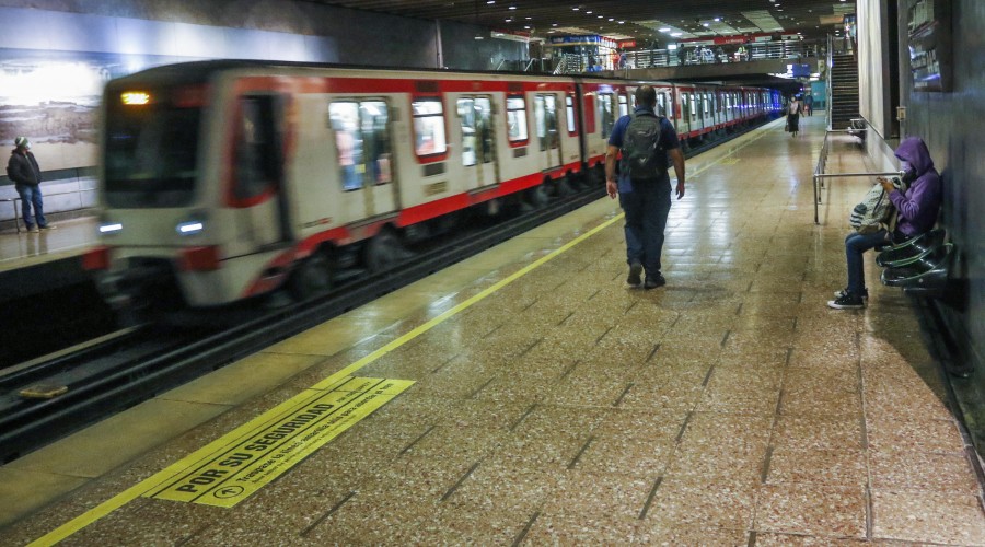 Pese a la cuarentena total en la Región Metropolitana: Metro mantendrá su horario de funcionamiento