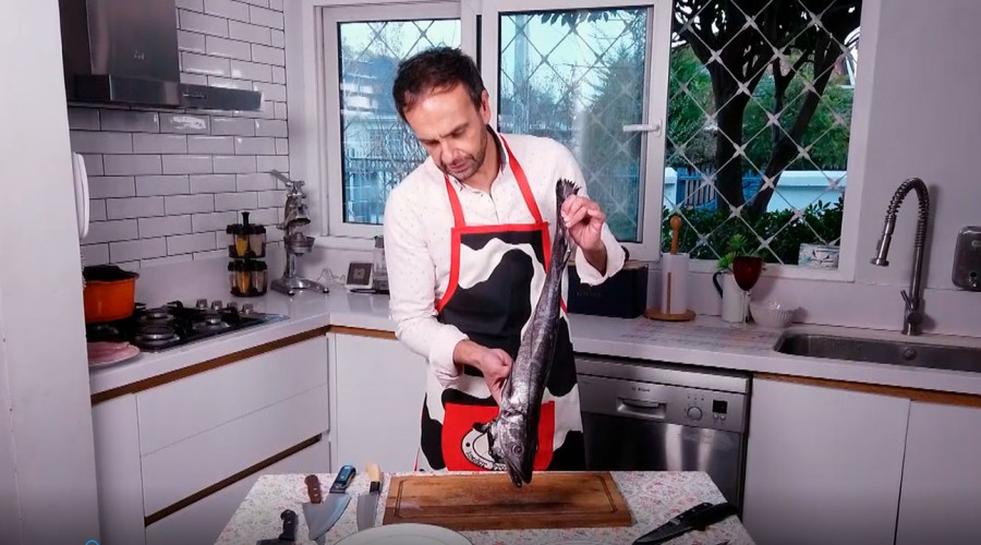 ¿Podrá filetearlo?: Rodrigo Sepúlveda aprende las mejores técnicas de un experto en la cocina