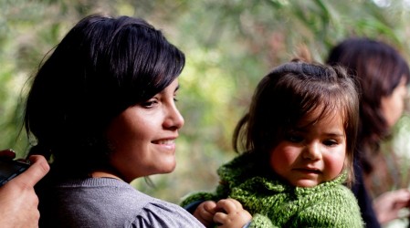 Madres, trabajadoras o emprendedoras: Revisa todos los bonos y programas solo para las mujeres