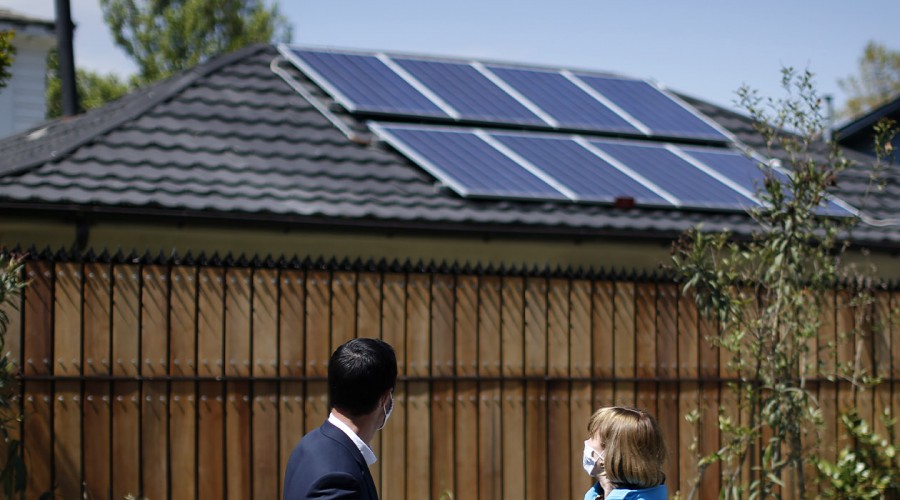 Ahorra hasta $300.000 en electricidad: Postula al subsidio para poner paneles solares en tu casa