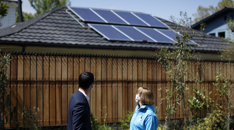 Ahorra entre $100.000 y $300.000: Postular al programa que permite instalar paneles solares en el hogar