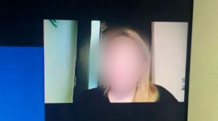 Grave caso de maltrato: Mientras daba una clase matrona fue sorprendida insultando fuertemente a su hijo