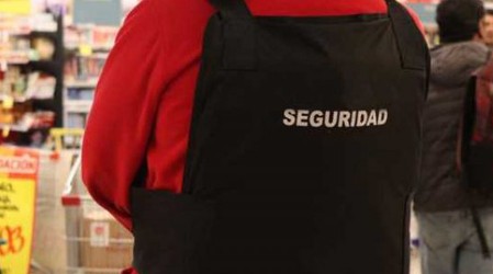 Indignación por maltrato de guardias a adulto mayor: Lo acusaron de robar en supermercado