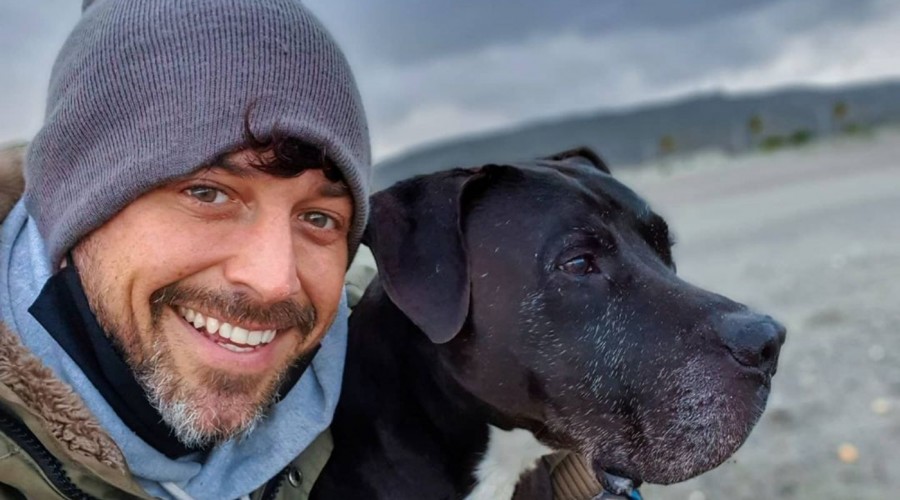 "Sin la muerte no habría vida": Pascual Fernández realiza paseo simbólico de despedida a su perro Guero