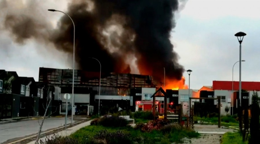 Incendio en fábrica de colchones en Coquimbo amenaza a vecinos: "Tuvimos que estar mojando las casas"