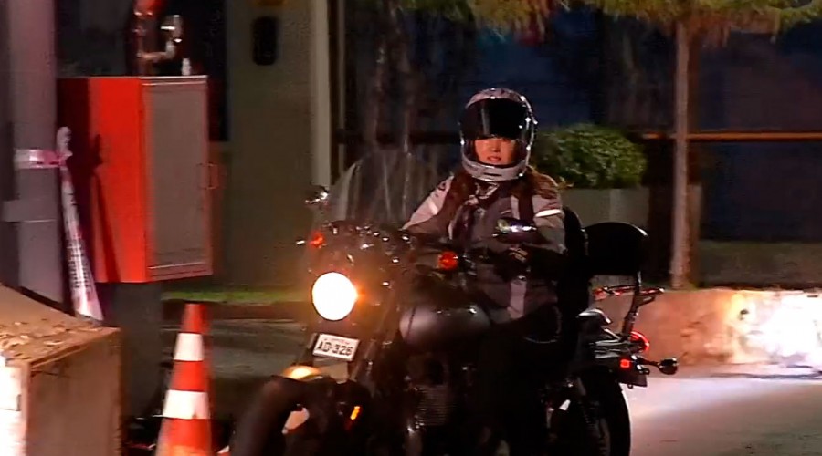 Entrada triunfal sobre ruedas: Priscilla Vargas llega en su moto a conducir Meganoticias Amanece