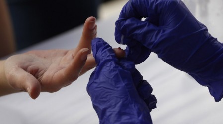Este año se han confirmado 1.972 nuevos casos: Minsal anuncia campaña para impulsar los testeos de VIH