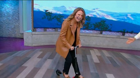 ¡En monopatín!: Sole Onetto hizo su propia versión de la entrada de Priscilla Vargas en su moto