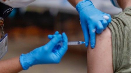 Falta de stock de vacunas contra COVID-19: Centros de vacunación de la RM y Valparaíso cerrarán este jueves
