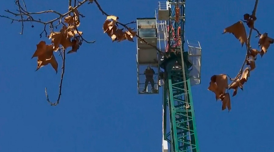 Trabajador se toma grúa pluma en pleno centro de Santiago por el no pago de su sueldo