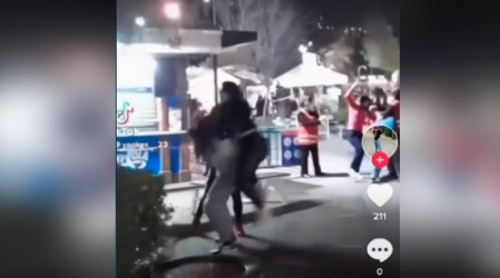 Mechoneos y golpes por saltarse la fila: Registran cómo asistentes a Fantasilandia pelean en pleno parque