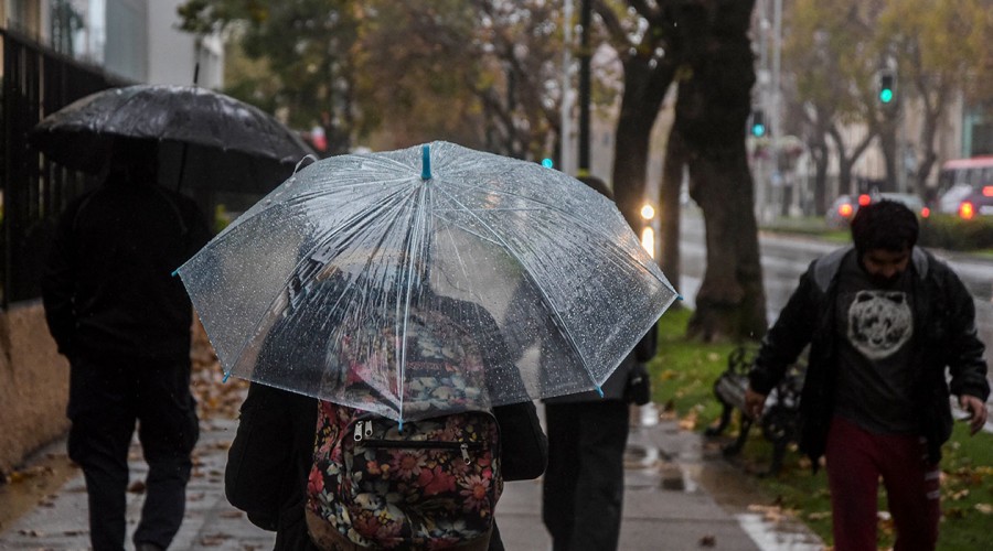 Llegó el invierno a la capital: Pronostican lluvia para la próxima semana en Santiago