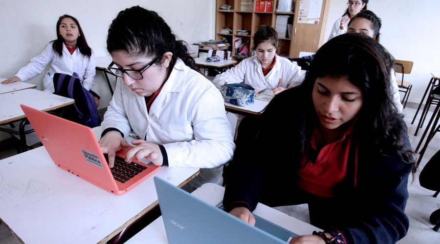 Revisa quiénes podrán recibirán uno de los computadores gratuitos entregados por la Junaeb Revisa quiénes podrán recibirán uno de los computadores gratuitos entregados por la Junaeb