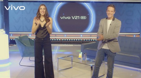 Carmen Zabala y Matías Oviedo presentaron el nuevo smartphone vivo V21 5G