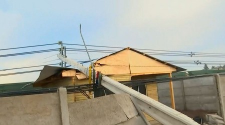 Camión derribó 24 postes en Lonquén: Familias denuncian daño estructural de sus viviendas por el impacto