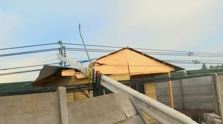 Camión derribó 24 postes en Lonquén: Familias denuncian daño estructural de sus viviendas por el impacto