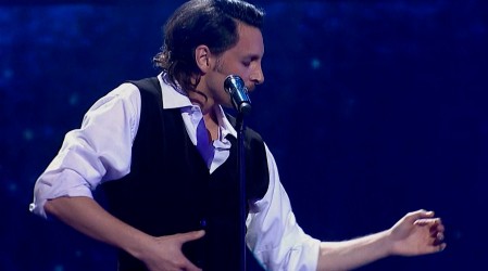 Santiago Meneghello logró revivir los mejores años de Miguel Bosé en la música