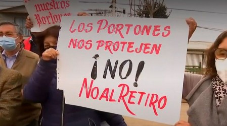 Vecinos de Maipú defienden el uso de portones: Municipalidad notificó retirarlos