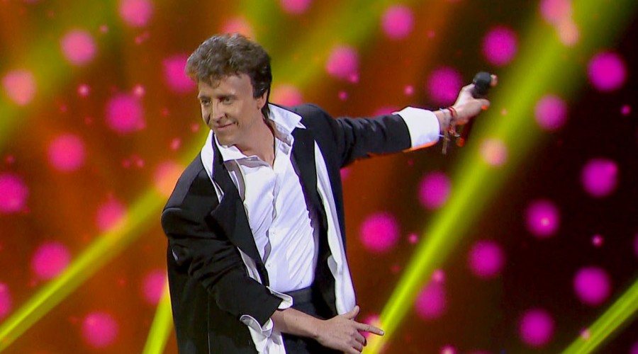 La energética presentación de Matías Vegas como Emmanuel en The Covers