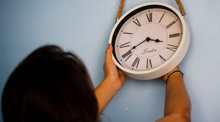 ¡Se viene el horario de verano!: ¿Hoy se atrasa o adelanta la hora?