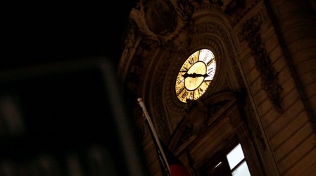 Este sábado se cambia la hora: ¿Cómo afectará al toque de queda?