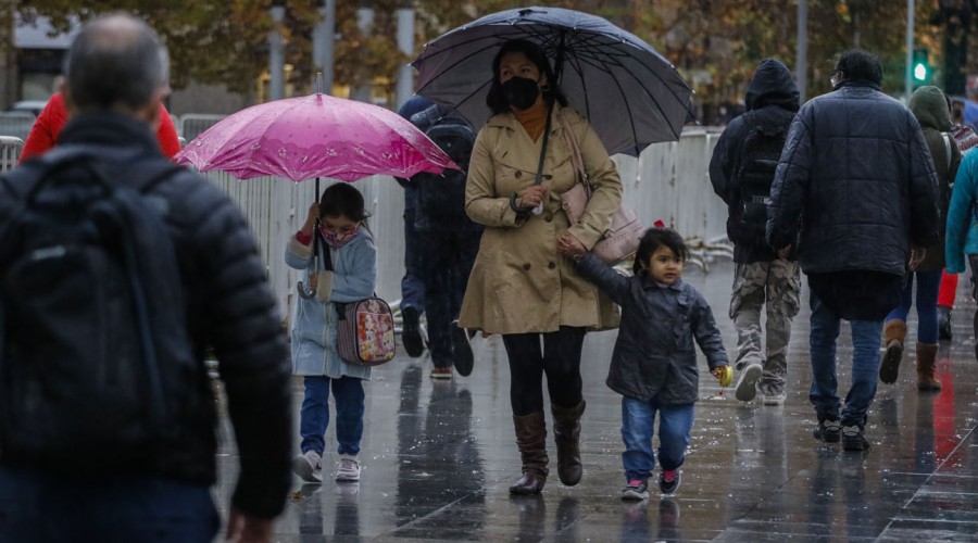 ¡Se viene la lluvia!: Revisa dónde y cuánto lloverá en la Región Metropolitana este martes