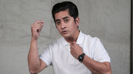 Dejó atrás al conserje Carlitos: Fernando Godoy vuelve a las ficciones de Mega con radical cambio de look