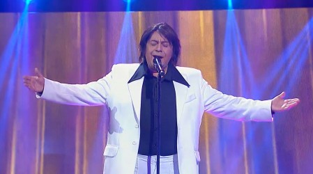 Beto Espinoza logra emocionar al jurado con su interpretación de Nino Bravo