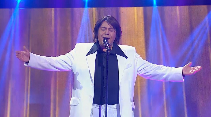 Beto Espinoza logra emocionar al jurado con su interpretación de Nino Bravo