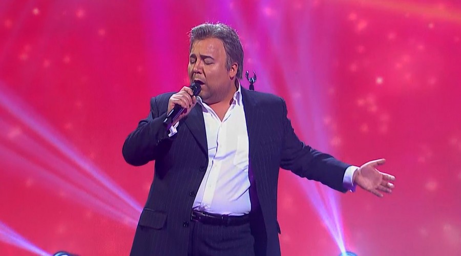 ¡Hasta hablan igual!: Andrés Sáez se convierte una vez más en Luis Jara en 