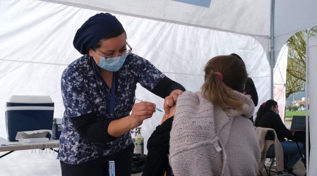 ¿Quiénes reciben esta semana la tercera dosis de refuerzo contra el Covid-19?